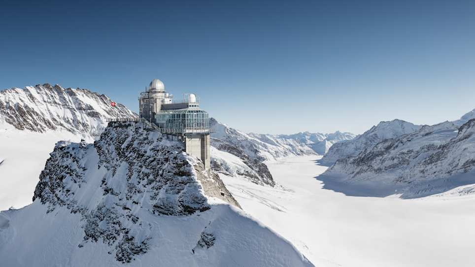 https://media.jungfrau.ch/image/upload/ar_16%3A9%2Cc_crop%2Cf_auto%2Cq_auto/c_scale%2Cw_964/v1730740894/fileadmin/Jungfraujoch_Top_of_Europe/Jungfraujoch-Sphinx-Gletscher.jpg