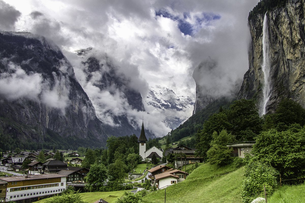 https://dynamic-media-cdn.tripadvisor.com/media/photo-o/17/1b/70/d9/das-lauterbrunnental.jpg?h=-1&s=1&w=1200