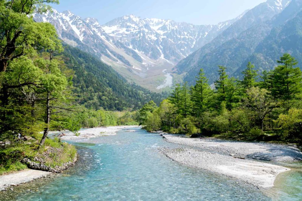https://cdn.gaijinpot.com/app/uploads/sites/6/2018/08/Kamikochi-with-river-1024x683.jpg