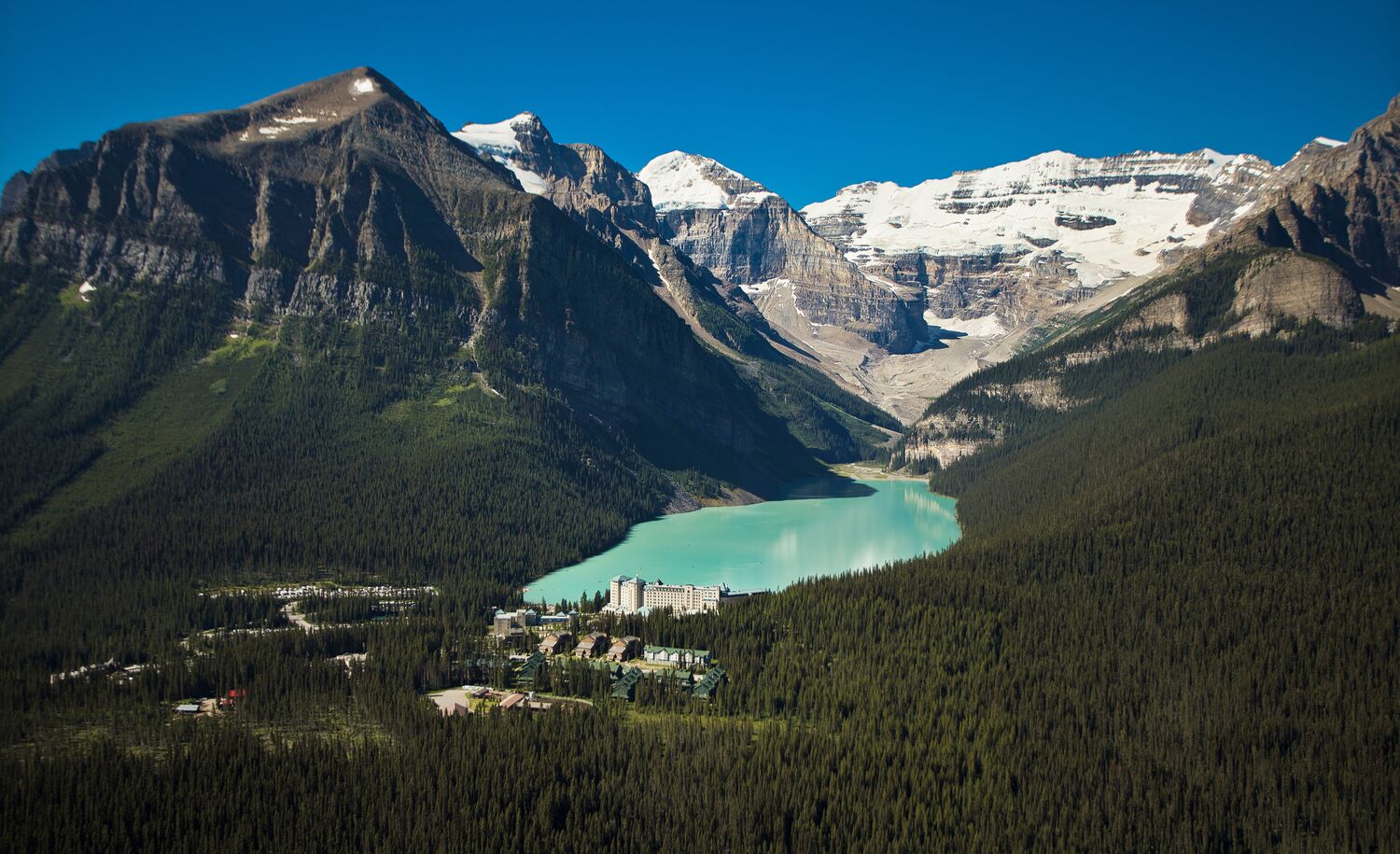 https://banfflakelouise.bynder.com/m/55fb450f5a38dc4e/1500x915_jpg-2019_LakeLouise_Aerial_PaulZizka.jpg