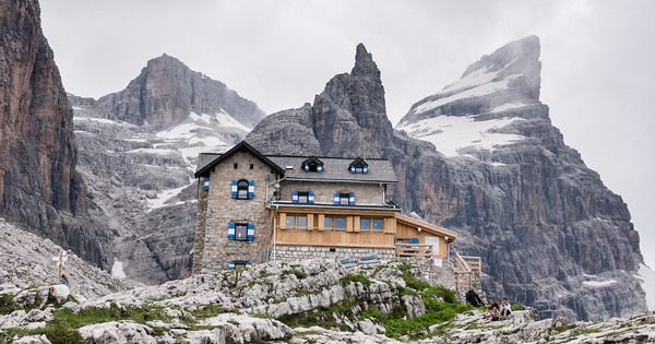 https://www.pinetanatureresort.it/blog/wp-content/uploads/2018/07/tuckett-sella-hut.jpg