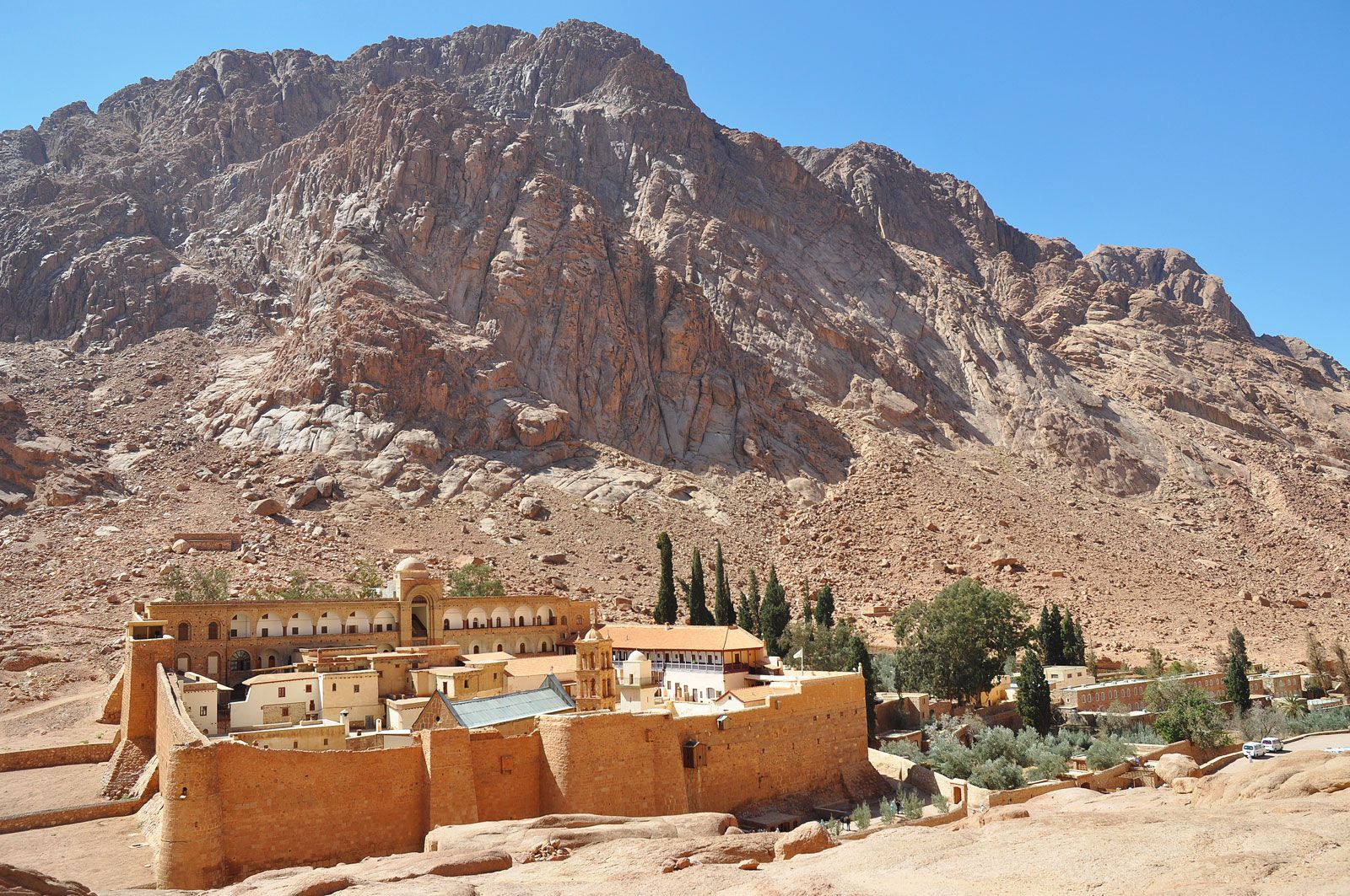 https://cdn.britannica.com/51/126951-050-19056A6C/St-Catherines-Monastery-Mount-Sinai-Egypt.jpg