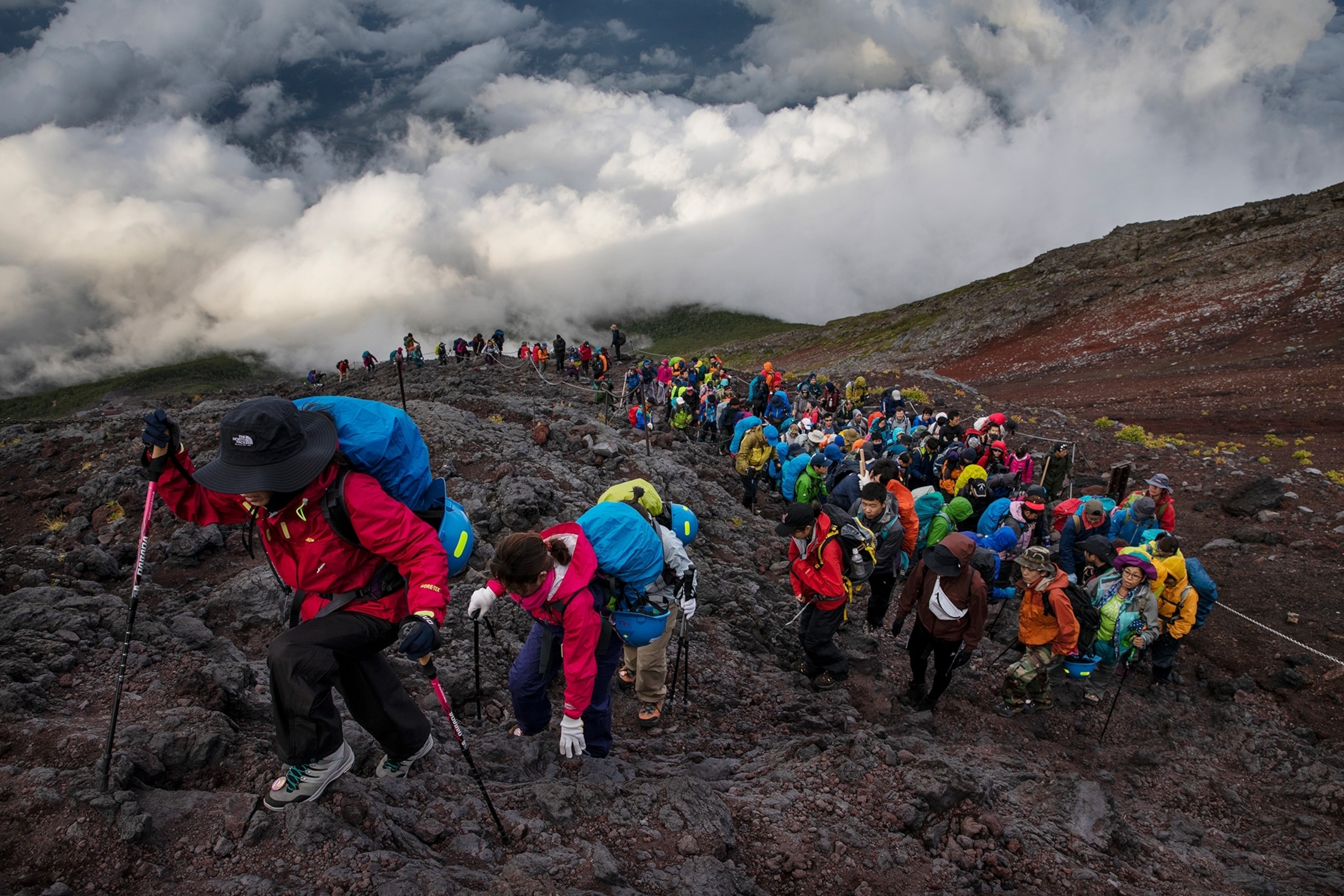 https://i.natgeofe.com/n/2bd42d61-21f0-4496-ae2d-cd0d219418de/climbing-mount-fuji-japan01.jpg