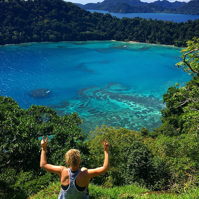 https://www.downunderendeavours.com/wp-content/uploads/2018/04/hiking-in-fiji-650x650-VM-hike-on-matangi-island-views-of-horseshoe-bay-IMG_9996.jpg